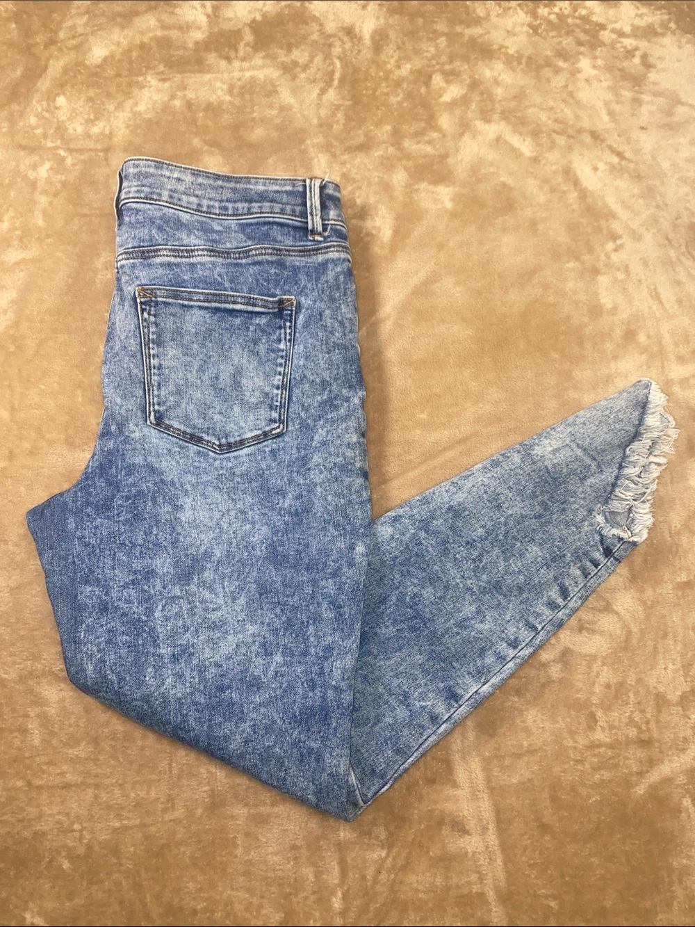 Maurices Light Blue Acid Wash Cropped Skinny Jeans with Frayed Hem size large